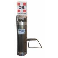 Dispenser con struttura in acciaio inox e con involucro esterno prodotto in Acciaio per erogazione di liquido igienizzante con azionamento a Gomito. Il sistema ha una capacità   di igienizzante liquido pari a circa 0,80 litri. L'erogazione viene effettuat