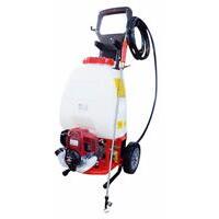 Irroratrice completa di pompa in ottone a 2 pistoni , serbatoio 20ltcon livello graduato e coperchio a vite. Motore Honda GX25 4T. Pompa carrellata . Il regolatore di pressione da 5 a 35bar . Dotazione lancia alta pressione e 5mt tubo alta pressione