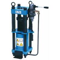 Pressa semiautomatica Tubopress per pressare tubi flessibili oleodinamici trecciati e spiralati fino a 1. Adatta a pressare qualsiasi tipo di raccordi. Potenza di pressatura 30 Ton, pressione 180 bar. Morsetti in dotazione (13,19,25,32,38).